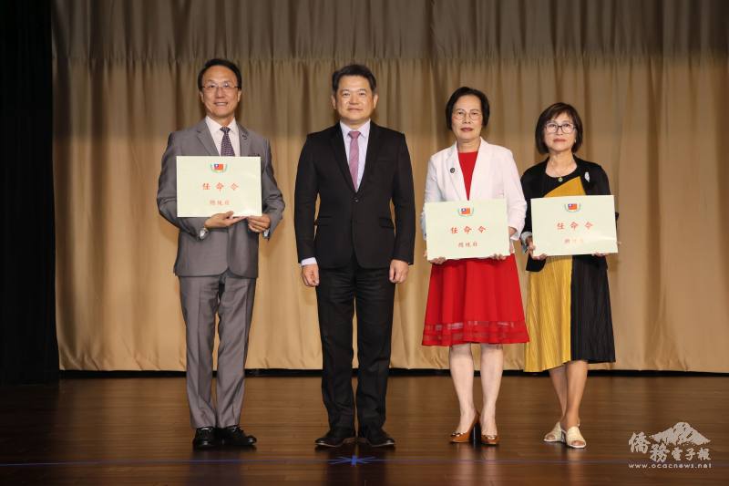 駐洛杉磯辦事處處長紀欽耀(左二)與于仁豪、江瑞瀛及廖美華三位僑務委員合影