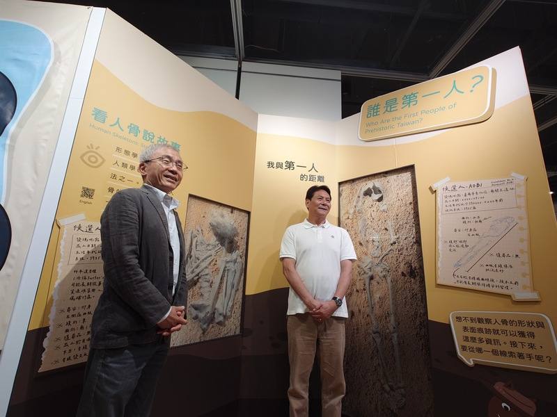 文化部文資局主辦巡迴特展「發現第一人：亮島X南科」首站22日在馬祖民俗文物館登場，連江縣長王忠銘（右）、文化部文資局長陳濟民（左）一同參觀展區