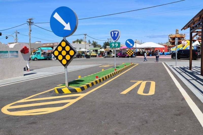 雲林縣口湖鄉台17線99公里處指標牌，因數字組合成諧音「一起久久」，成為民眾打卡熱點。雲林縣政府考量交通安全，特別在口湖下崙興安代天府前廣場1比1復刻道路標誌並打造特色驛站，22日揭牌。（雲林縣政府提供）