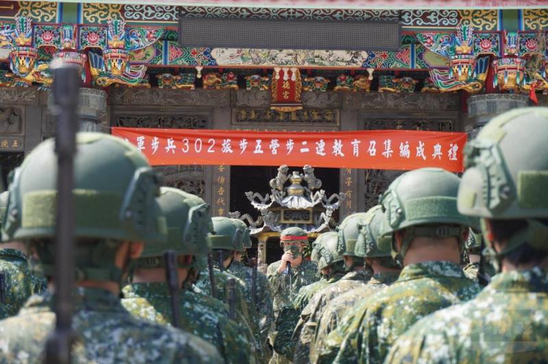 陸軍步兵302旅步5營「14天教育召集訓練」，由連長黃上尉主持開訓典禮、宣達編成命令。（陸軍步兵302旅提供）