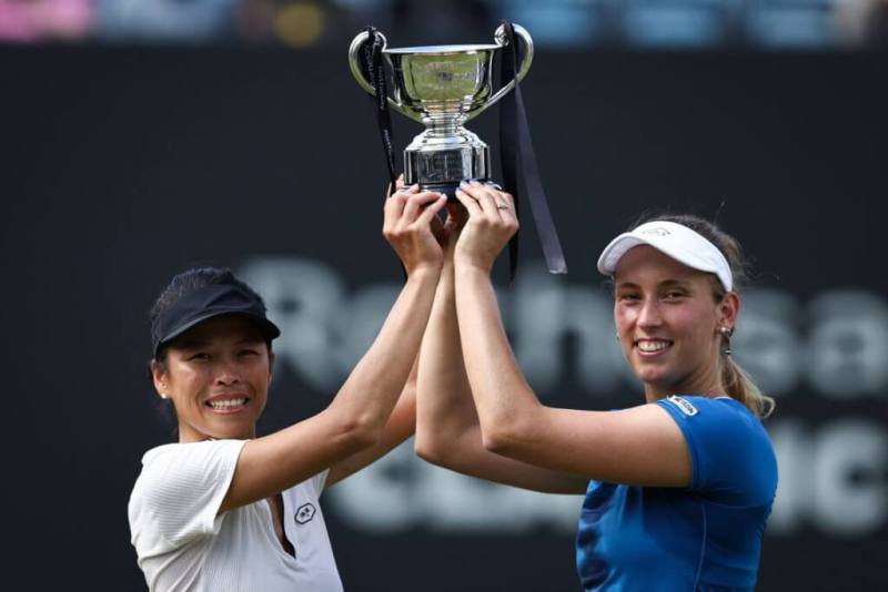 台灣網球名將謝淑薇（左）與比利時搭檔梅丹斯（右）奪下WTA伯明罕草地女網賽女雙冠軍。（圖取自x.com/elise_mertens）
