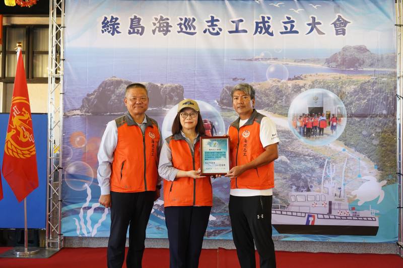致贈感謝狀(左一：海巡署許靜芝副署長、中：海洋委員會管碧玲主任委員、右一：海巡志工代表楊國聖會長)