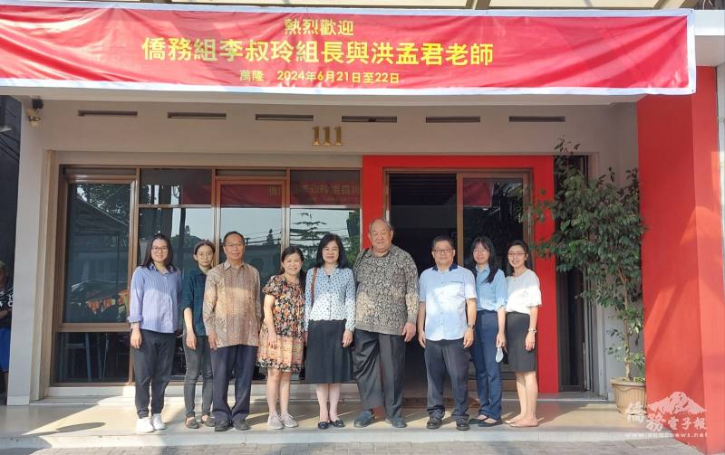 駐印尼代表處僑務組李組長叔玲(中)出席西爪哇留台同學會「華文教師研習會」始業式