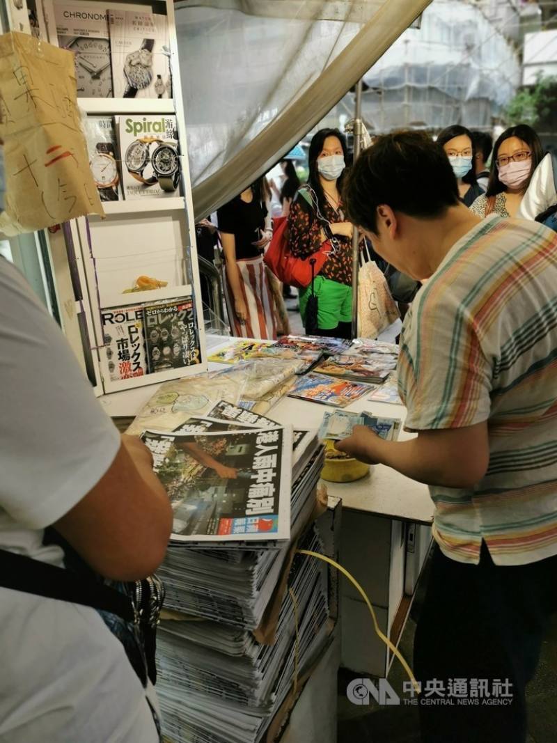 Locals in Hong Kong gather around a news agent to buy the last print edition of the Apple Daily on June 24, 2021. CNA photo