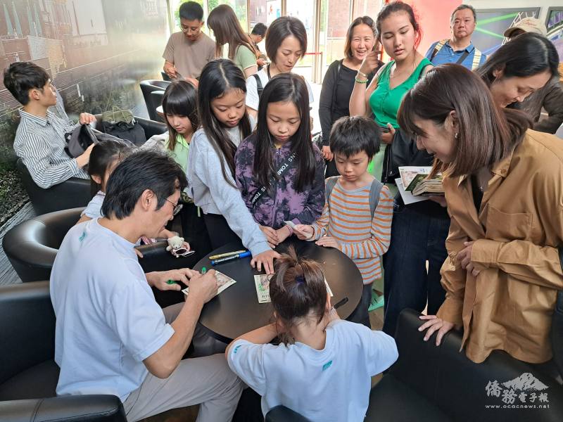 「BIG」吸引大小孩童興奮地索取簽名