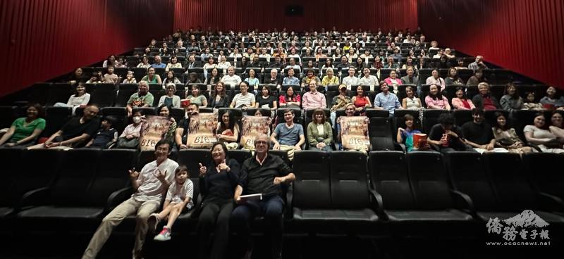 多達二多人觀眾一起觀看「BIG」