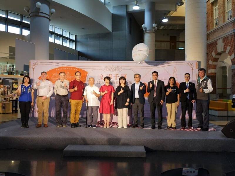 由國立台灣文學館舉辦「文學千層．故事連城」特展25日開幕，包括文化部政務次長李靜慧（右6）、台文館館長林巾力（左6）、台南市政府文化局長謝仕淵（右5）等人出席開幕典禮。（國立台灣文學館提供）