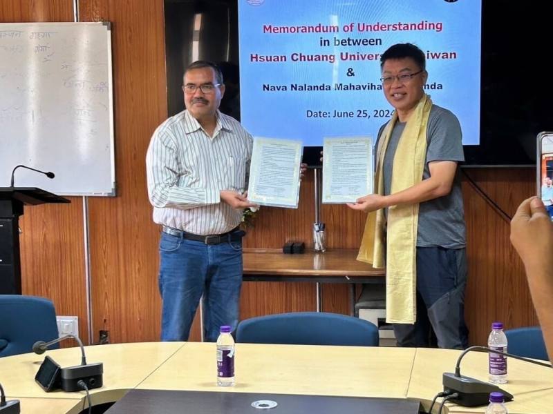 玄奘大學校長簡紹琦（右）和印度那爛陀大學校長藍強（Rajesh Ranjan）25日在印度比哈邦那爛陀大學簽署合作備忘錄。（玄奘大學提供）