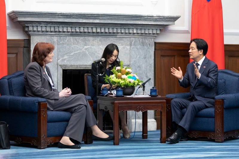 President Lai exchanges views with Chairman Robin Cleveland of the US-China Economic and Security Review Commission.
