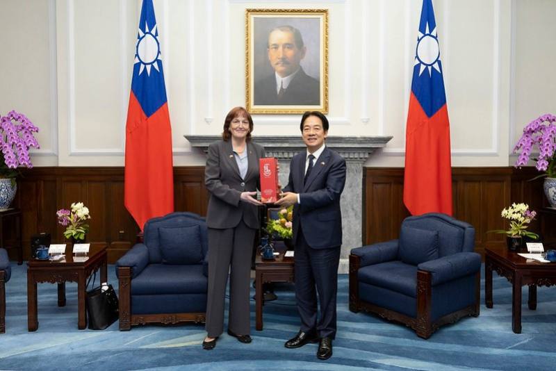 President Lai Ching-te presents Chairman Robin Cleveland of the US-China Economic and Security Review Commission with a gift.