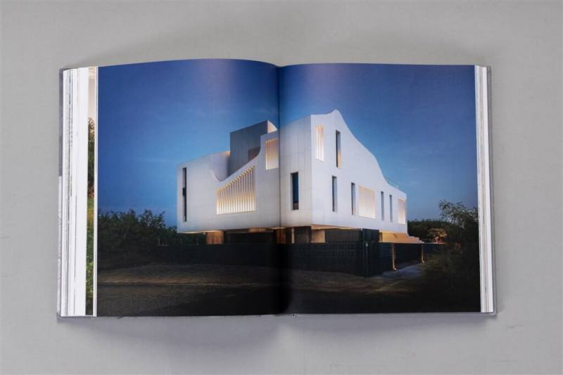 十一事務所首部英文作品集「XRANGE的建築」出版，收錄建築師作品，近期作品「澎湖厝」榮獲美國建築師學會（AIA）頒發的「2021 AIA國際設計大獎」建築設計獎項。（十一事務所提供）