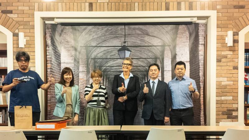 東吳大學英文系與英國艾瑟克斯大學（University of Essex）簽訂雙聯學制合約，學生在東吳英文系讀3年後，可到英國讀1年學碩銜接雙聯課程，4年可取得學碩雙聯學位。（東吳提供）