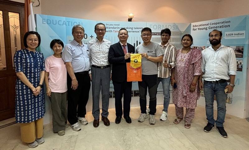 玄奘大學訪團由校長簡紹琦（右4）帶領，24日拜會駐印度代表處教育組，由駐印度副代表謝柏輝（左5）和教育組組長陳立穎（左4）接待。