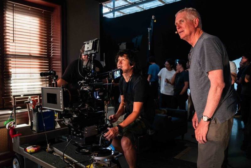 2024金馬X美國攝影師協會海外工作坊，帶著30名導演跟攝影前往美國好萊塢取經，電影「歡迎來到布達佩斯大飯店」攝影指導羅伯尤曼(Robert Yeoman)（右）引導學員蔡旻翰（左）操作器材。（金馬執委會提供）