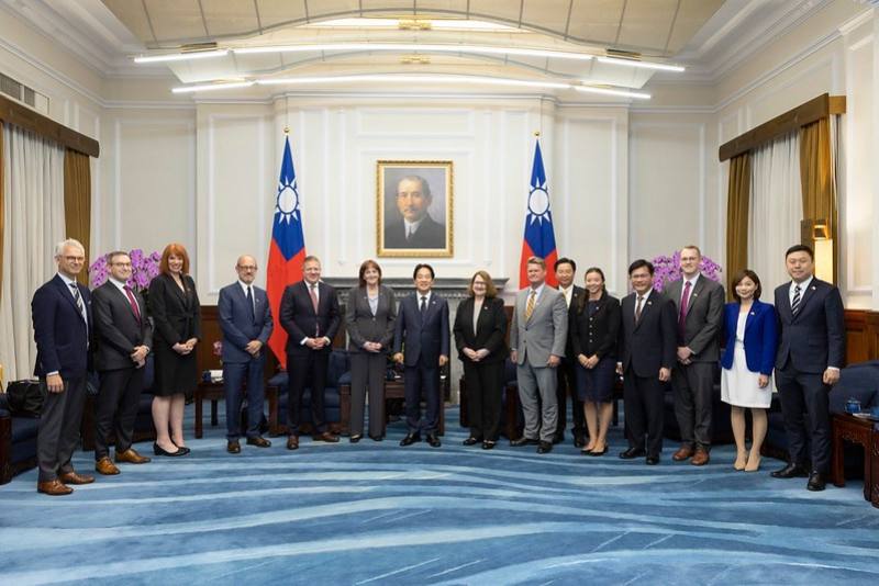 President Lai poses for a group photo with a delegation from the US-China Economic and Security Review Commission.