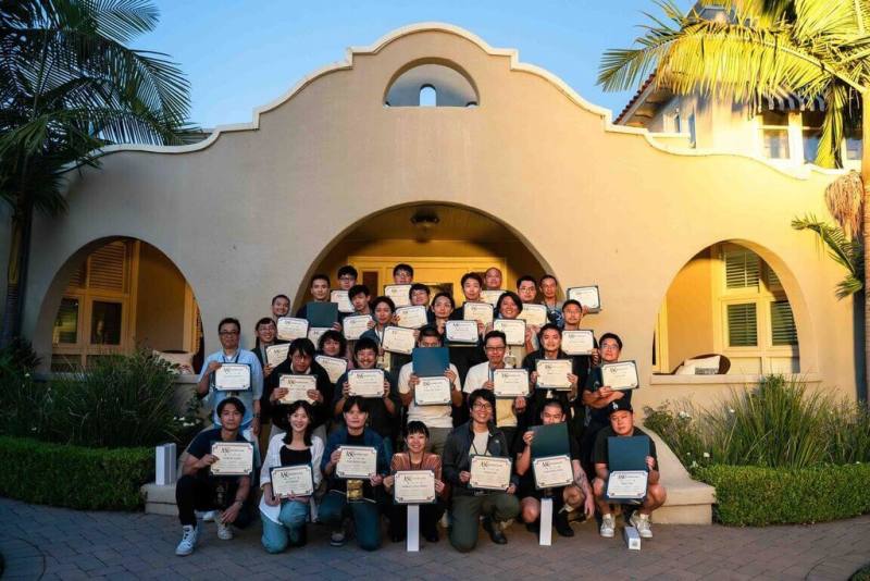 2024金馬X美國攝影師協會海外工作坊，帶著30名導演跟攝影前往美國好萊塢取經，圖為台灣影人和大師班導師結業合影。（金馬執委會提供）