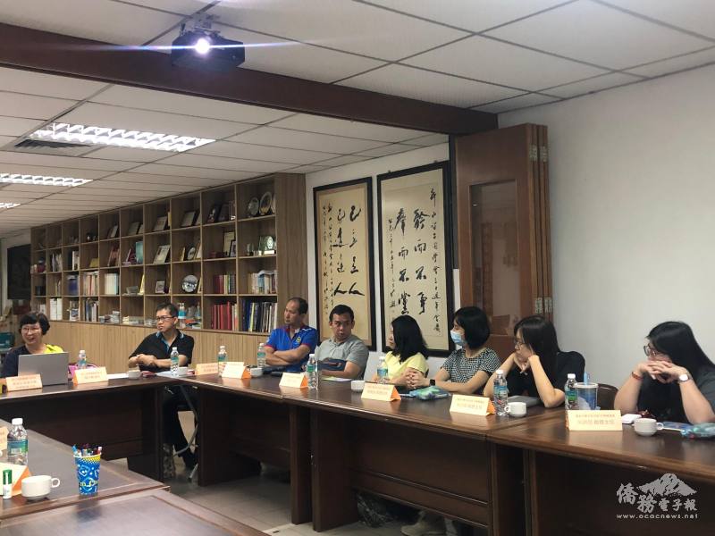 老師們進行意見交流