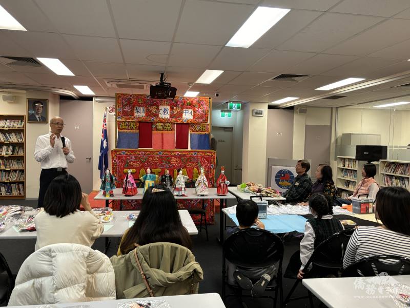 雪梨文教中心主任施博祥致詞