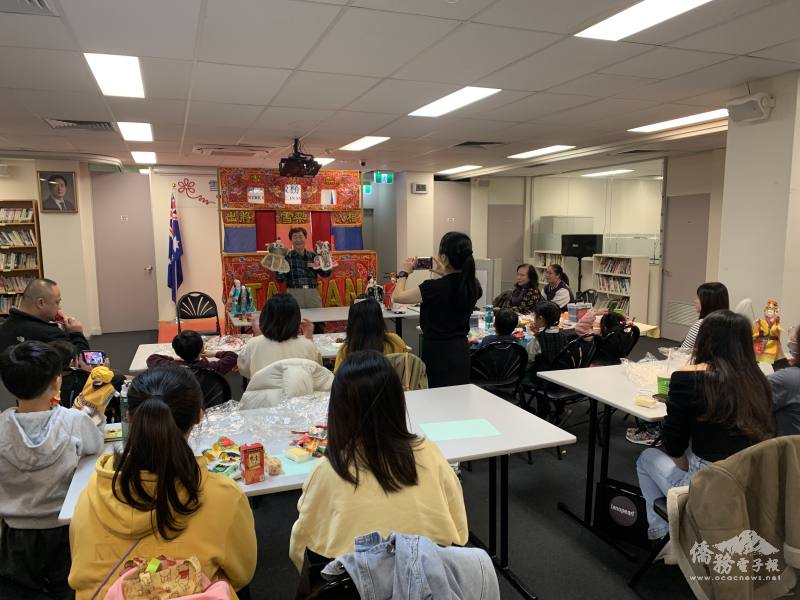 曾福山展示布袋戲動作