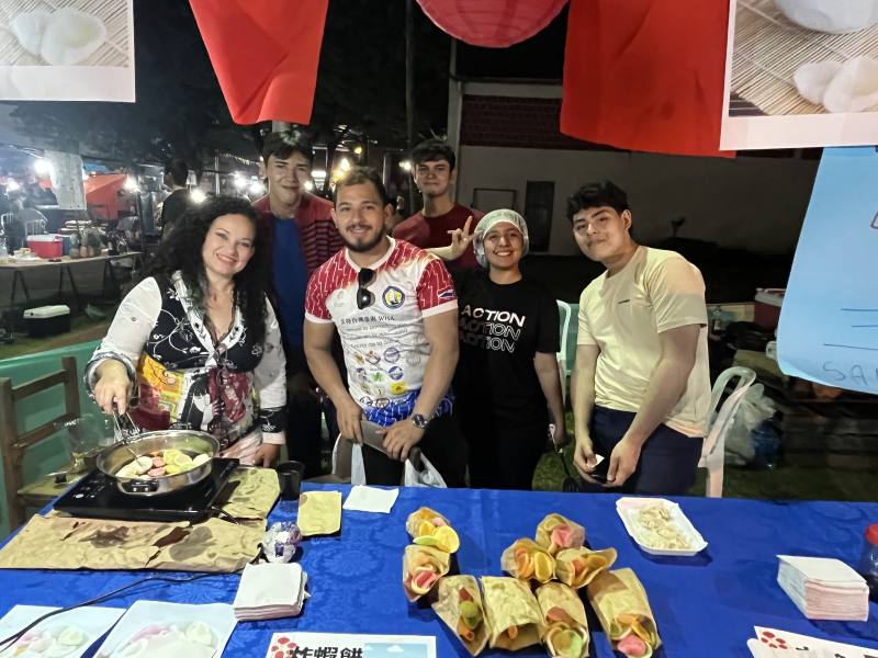 職業學校中文班老師波蒂略(Araceli Portillo)(右二)帶領同學一起推廣臺灣文化