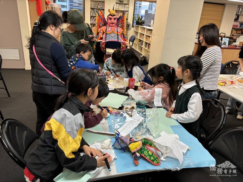 老師帶領小朋友彩繪製作布袋戲偶