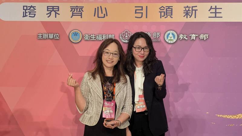 衛福部立基隆醫院精神科主任武維馨（左）26日出席「113年反毒有功人士團體頒獎典禮」，獲頒毒品戒治組有功人士，她分享自身經驗，封閉式團體治療及藥物治療下，完成緩起訴戒毒治療完成率可達7成，醫療介入顯然對戒除毒癮有幫助。