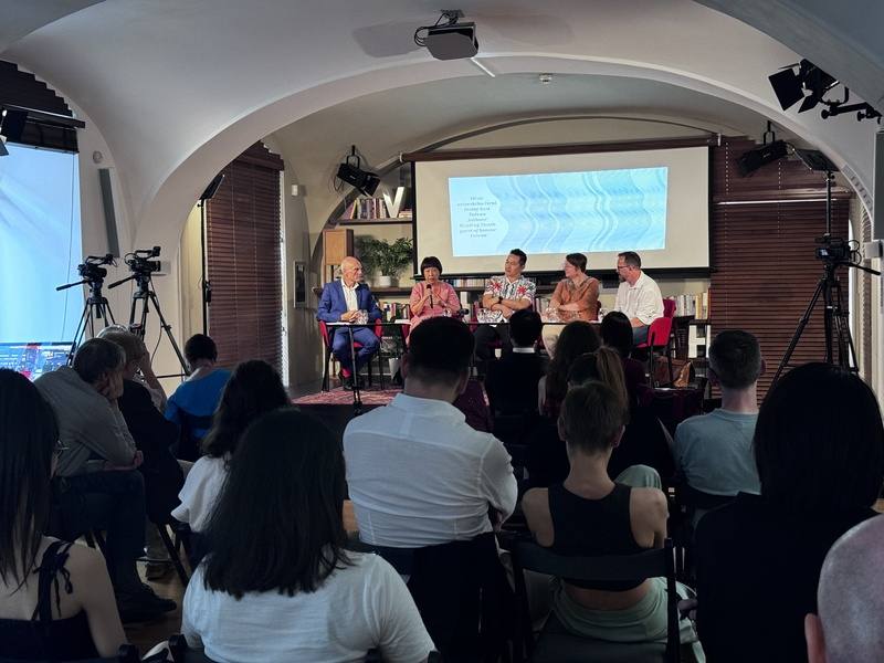 捷克民間主辦的作家閱讀月26日在布拉格的哈維爾圖書館（Vaclav Havel Library）舉辦台灣文學討論會，吸引許多民眾參與。