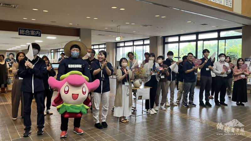 九重町吉祥物與町民合影