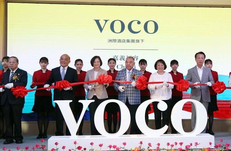 嘉義福容voco酒店27日舉行開幕酒會，前總統蔡英文（前排左3）、前行政院長蘇貞昌（前排左2）、嘉義縣長翁章梁（前排右1）、嘉義市長黃敏惠（前排右2）及麗寶集團董事長吳寶田（前排右3）等人出席剪綵。