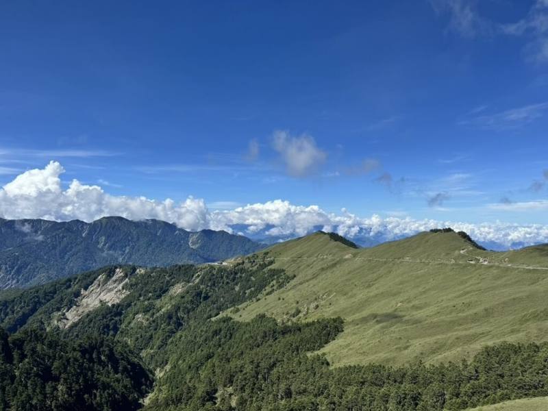 農業部林業及自然保育署南投分署表示，夏季晴朗高空及翠綠高山景觀，展現合歡群峰、奇萊山更多美景，將進入颱風季，也提醒遊客注意天氣及交通資訊。（南投林業分署提供）