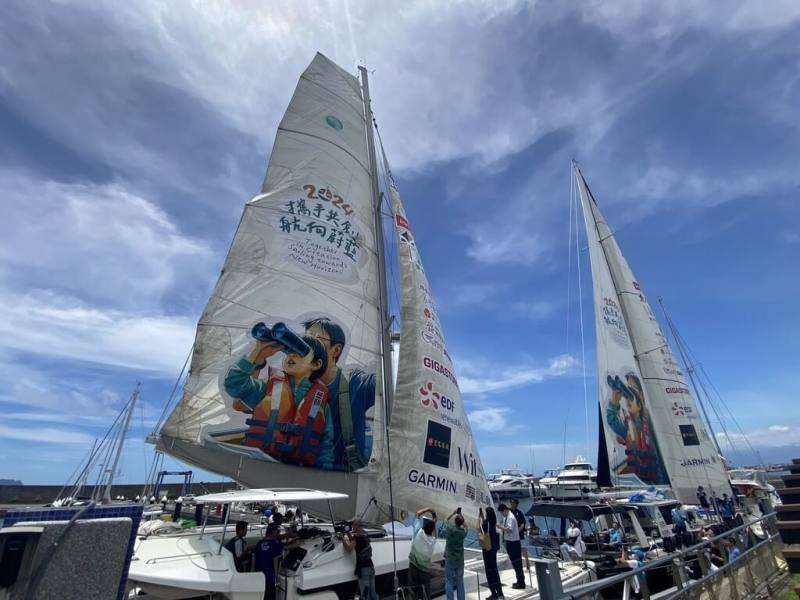 宜蘭縣立岳明國民中小學串聯36所學校、460名師生，7月將以接力方式駕駛2艘大型帆船從蘇澳港出發，繞行台灣1圈、共1939公里，校方27日在烏石港遊艇碼頭介紹2艘帆船。（宜蘭縣立岳明國民中小學提供）