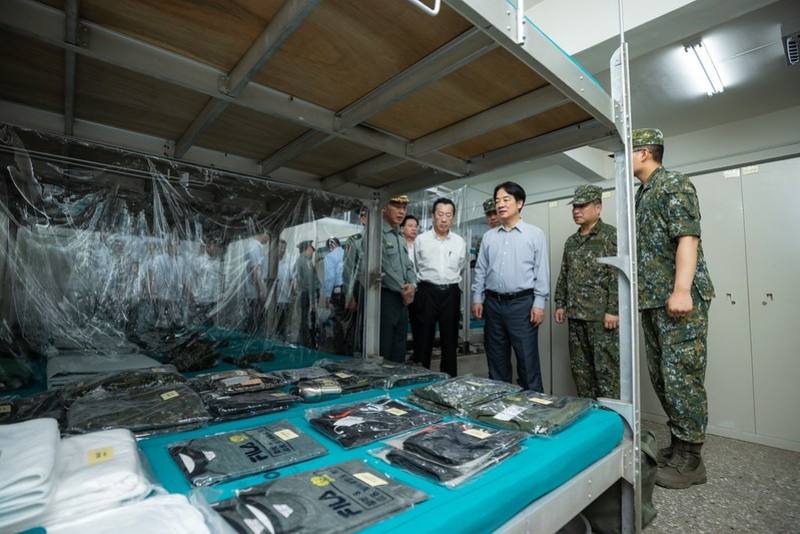 總統前往視導官兵寢室、生活設施等，了解官兵服役環境