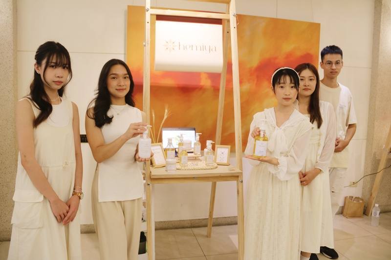 弘光科技大學化妝品應用系學生運用所學，以米糠精粹為核心研發永續綠色護膚產品「hemiya」，可溫和改善乾燥皮膚。