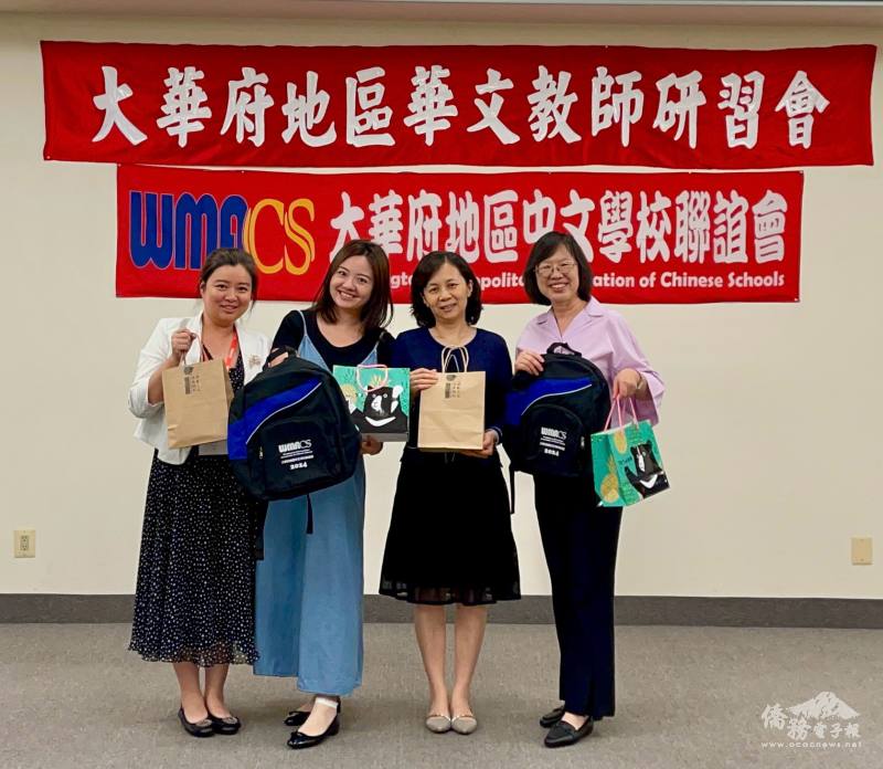 結業式互贈紀念品 （左起，總幹事李中慧、老師林子敬、副主任楊佳欣、老師蔡雅薰）