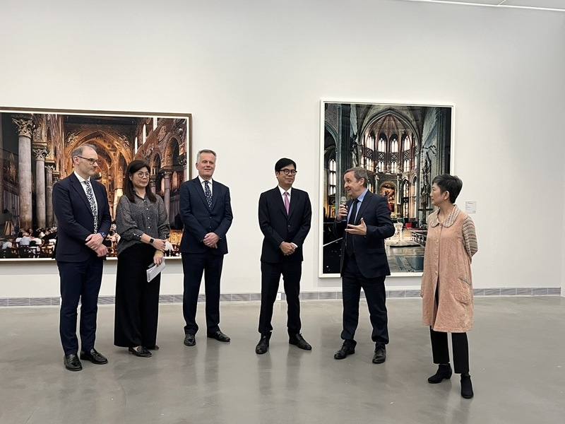 高雄市立美術館28日舉辦年度特展「瞬間–穿越繪畫與攝影之旅」開幕預展，高雄市長陳其邁（右3）出席一覽名作，英國泰德現代美術館國際藝術典藏部總監穆爾（Gregor Muir）（右2）也親自導覽特展亮點。