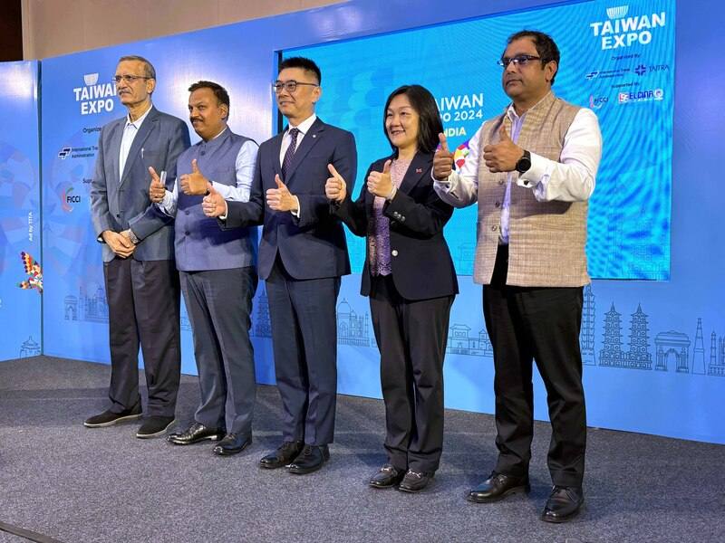 2024年印度台灣形象展訂於7月8日至10日在新德里舉辦。圖為貿協市場拓展處副處長鄭凱仁（中）、駐印度代表處經濟組長陳郁淇（右2）在展前記者會上，與印度重要產業公協會代表合影。