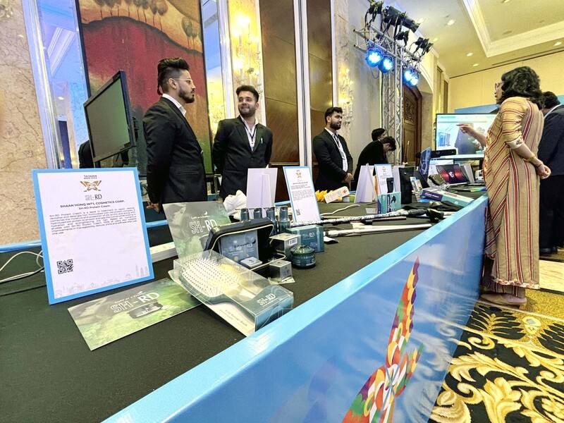 經濟部國際貿易署與中華民國對外貿易發展協會27日為2024年印度台灣形象展召開展前記者會，現場展出10家精選亮點台灣參展商的產品。