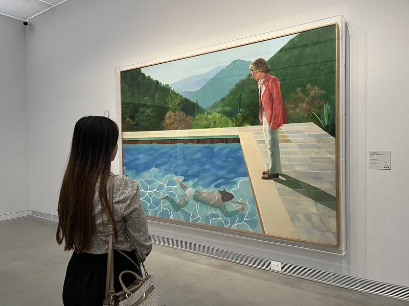 高雄市立美術館28日舉辦年度特展「瞬間–穿越繪畫與攝影之旅」開幕預展，揭曉55幅藝術史鉅作，當中包含藝術家大衛．霍克尼（David Hockney）作品「藝術家肖像（泳池與兩個人像）」。