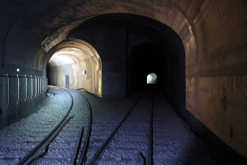 阿里山林鐵新建42號隧道工程為減少洞口大開挖，採「洞中進洞」施工技術。（阿里山林鐵及文資處提供）