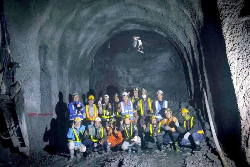 阿里山林鐵新建42號隧道施工期間遇多重困境，團隊須克服複雜技術及通風，隧道各種施工機具及設備，都在極小空間下運作，團隊仍逐步推進、克服困難。（阿里山林鐵及文資處提供）