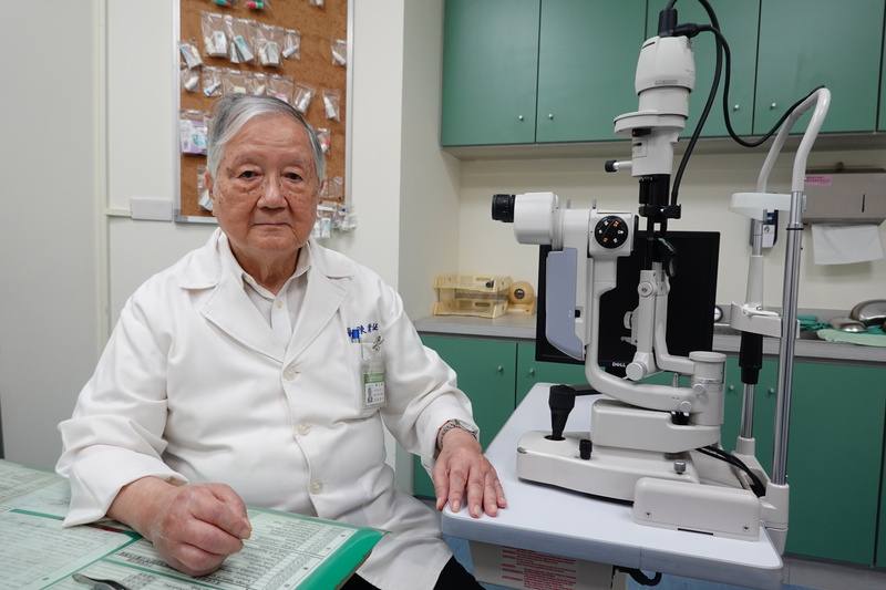 恆春基督教醫院眼科醫師陳雲址已高齡90歲，他已在恆春半島服務30個年頭，目前仍是駐診醫師，沒有給自己退休設期限，懷抱初衷，要持續為偏鄉帶來光明。