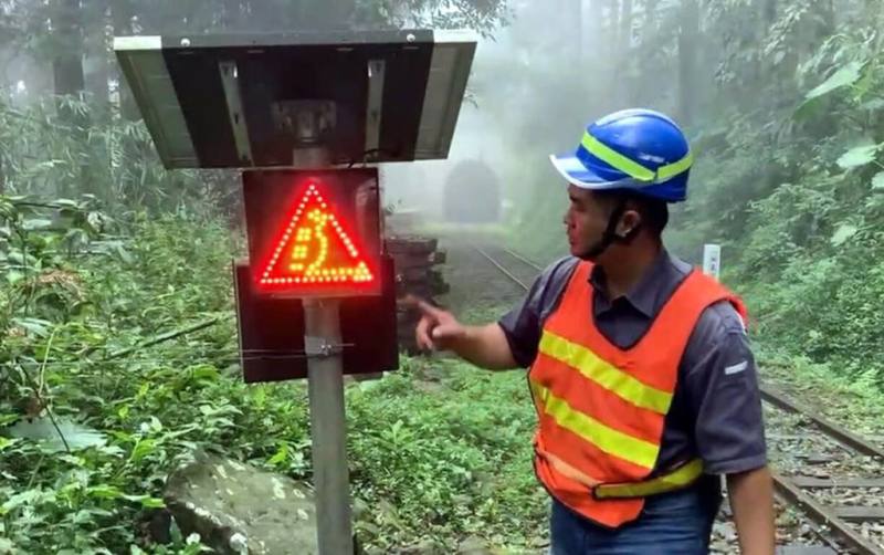 阿里山林鐵第29及30號隧道間試辦自動化落石告警系統，如果落石、倒樹等入侵軌道，這區段前後告警牌面將亮燈警示列車駕駛。（阿里山林鐵及文資處提供）