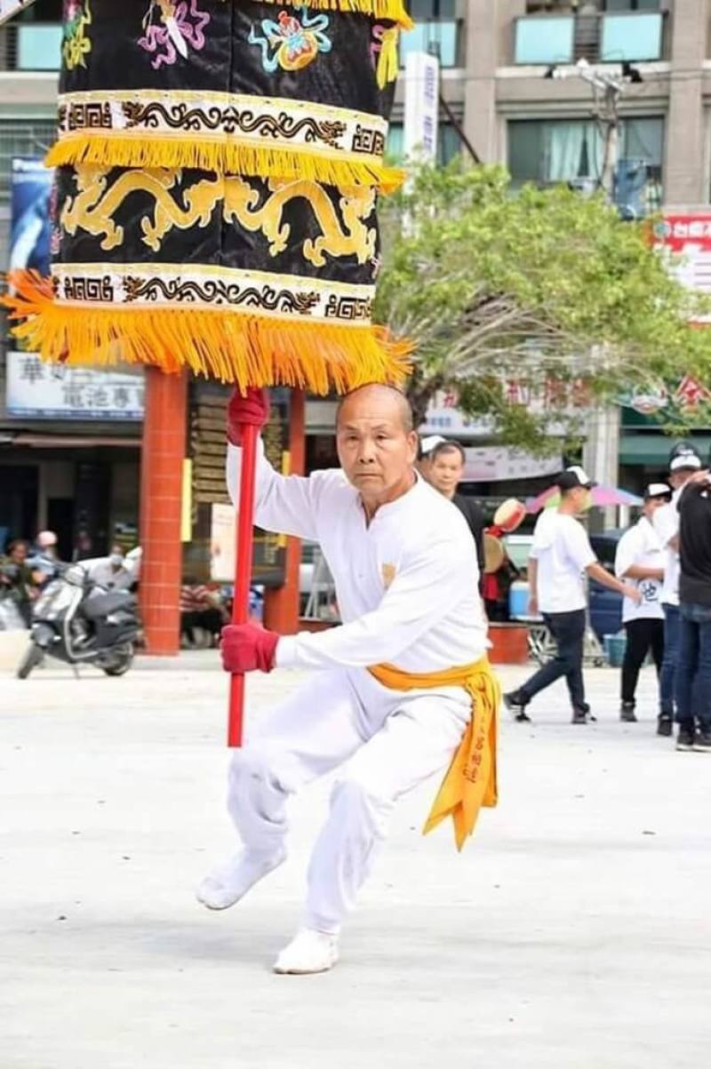 65歲的呂柏達致力傳承廟會中的踏娘傘技藝，經常到各大廟會及活動中表演，深受好評。（呂柏達提供）