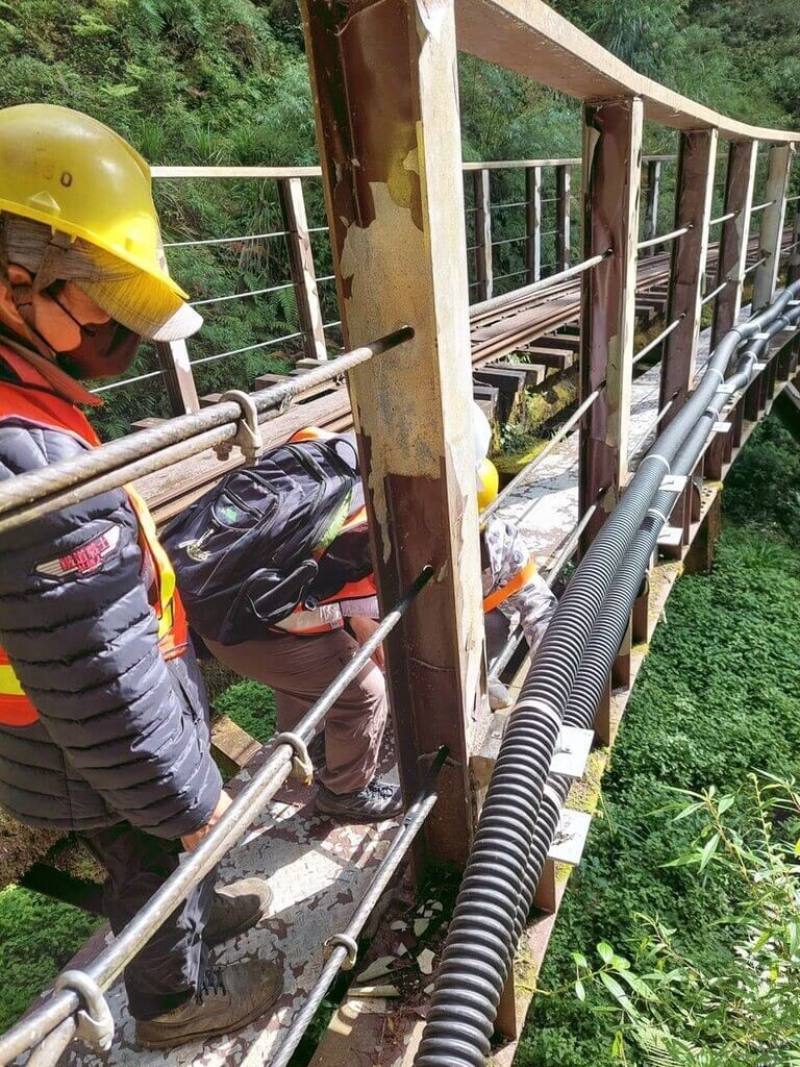 阿里山林鐵配合行車軌道異物入侵警示等訊息，可即時傳輸，已採購相關儀器設備結合光纖網路，目前先完成二萬平到祝山段光纖管道設置作業。（阿里山林鐵及文資處提供）