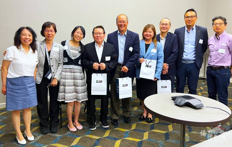 玉山科協會長許益祥(右一)和理事許翠玲(左一向右)以及NBIC主任陳菀芬，楊馥嘉，許恆源，Peter Ho，Boon Huey Ee，陳建煒，李忠霖等人送講者紀念品後合影