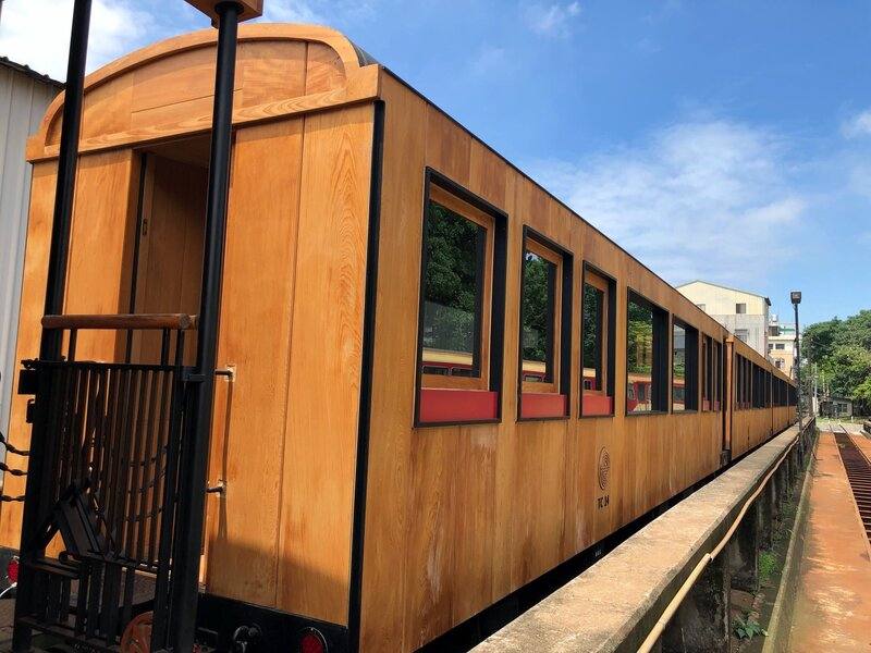 阿里山林鐵預計7月6日全線通車，全新打造檜木車廂「福森號」配合營運，遊客可利用不同遊程觀賞阿里山美麗風貌。
