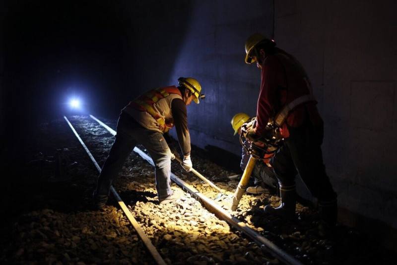 阿里山林鐵新建42號隧道工程3年前動工，2023年12月20日完成隧道主體工程，接續鋪設軌道作業，預計7月6日全線恢復通車。（阿里山林鐵及文資處提供）