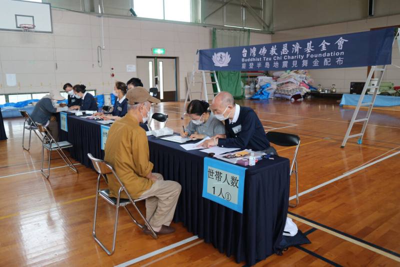 日本能登半島在2024年初因強震受災，慈濟基金會29日表示，28日起一連3天在當地發放「見舞金」，為第3梯次發放，預計提供給5171戶因強震受損家戶。（慈濟基金會提供）