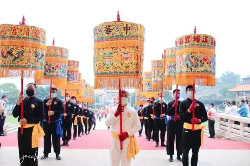 致力推廣踏娘傘技藝的呂柏達（前中），希望能將這項技藝發揚光大，甚至有一天成為代表台灣的迎賓文化。（呂柏達提供）