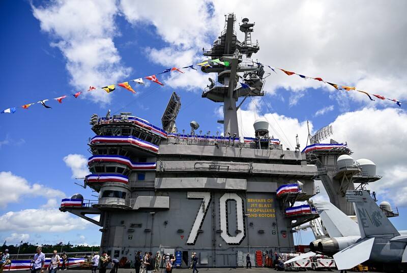 美國航空母艦卡爾文森號多艘艦艇、飛機組成航艦打擊群，參與2024年環太平洋演習。中央社特約記者Edward Bungubung攝